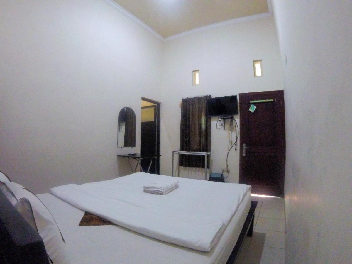 Ndalem Katong Guest House Ponorogo Exterior photo